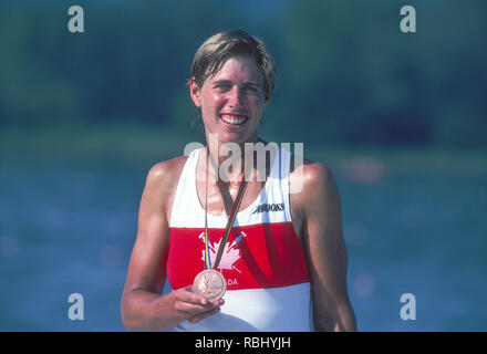 Jeux Olympiques de Barcelone 1992 Régate olympique - lac Banyoles POUVEZ W1X. Silken Laumann, avec sa médaille de bronze, {crédit obligatoire : © Peter Spurrier/Intersport Images] Banque D'Images