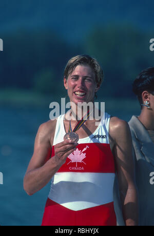 Jeux Olympiques de Barcelone 1992 Régate olympique - lac Banyoles Bronze, POUVEZ W1X. Silken Laumann, avec sa médaille de bronze, {crédit obligatoire : © Peter Spurrier/Intersport Images] Banque D'Images