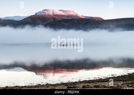 Brume sur le Loch Linnie avec un Ben Nevis enneigés en arrière-plan. 24 Décembre 2018 Banque D'Images