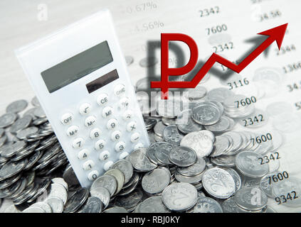 Rouble russe calculatrice avec des pièces de monnaie et un symbole de la croissance de ruble Banque D'Images