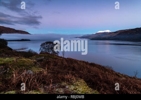 Brume sur le Loch Linnie avec un Ben Nevis enneigés en arrière-plan. 24 Décembre 2018 Banque D'Images
