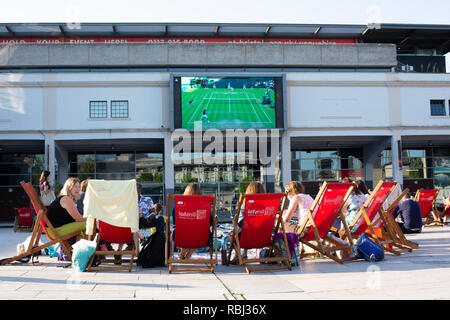 Les gens regardent Tennis de Wimbledon à Bristol bristol @UK Banque D'Images