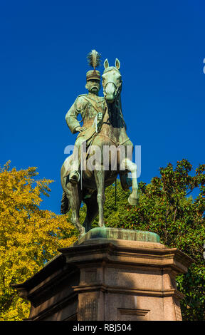 Le Prince Komatsu Akihito, général de l'Armée impériale japonaise à l'ère Meiji. Statue en bronze, érigée en 1912 dans le parc Ueno Banque D'Images