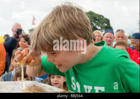 Participant de jouer à la roulette russe avec des oeufs au monde jeter des oeufs, Swaton Championnats Kermesse, Lincolnshire, Royaume-Uni Banque D'Images