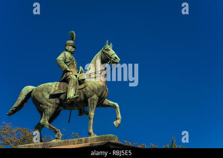 Le Prince Komatsu Akihito, général de l'Armée impériale japonaise à l'ère Meiji. Statue en bronze, érigée en 1912 dans le parc Ueno Banque D'Images