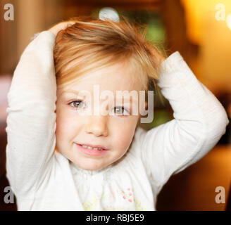 Le portrait d'une belle jeune fille de quatre ans, smiling Banque D'Images