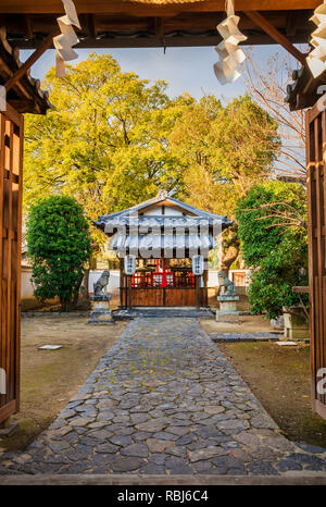 Voir d'Chintakureifu shinto Shrine, temple, à partir de l'entrée principale de la vieille ville de Nara Banque D'Images