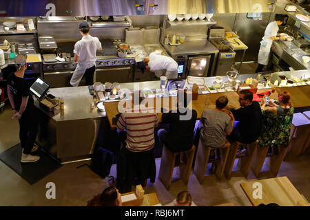Les gens assis dans Momofuku Noodle Bar de Toronto Canada Banque D'Images