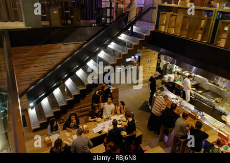 Les gens assis dans Momofuku Noodle Bar de Toronto Canada Banque D'Images