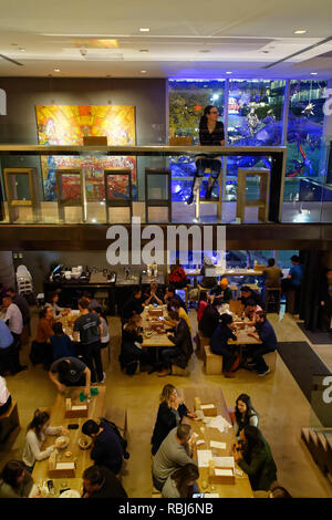 Les gens assis dans Momofuku Noodle Bar de Toronto Canada Banque D'Images