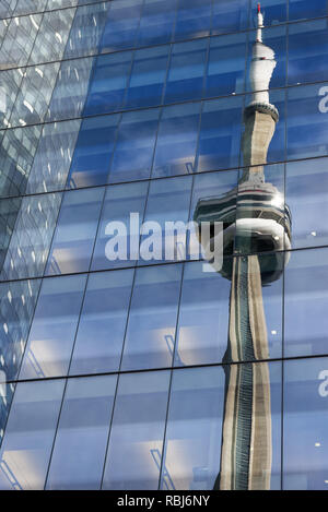 La Tour CN reflète dans un immeuble de bureaux à Toronto, Canada Banque D'Images