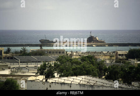 11 octobre 1993 Le naufrage de l'Felix se trouve contre le mur du port du vieux port de Mogadishu, Somalie. Banque D'Images