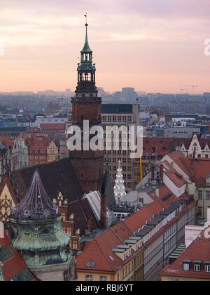 Vue aérienne de la place du marché ou Rynek et son architecture colorée pendant le coucher du soleil à Wroclaw, Pologne Banque D'Images