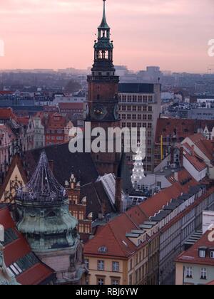 Vue aérienne de la place du marché ou Rynek et son architecture colorée pendant le coucher du soleil à Wroclaw, Pologne Banque D'Images