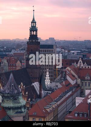 Vue aérienne de la place du marché ou Rynek et son architecture colorée pendant le coucher du soleil à Wroclaw, Pologne Banque D'Images