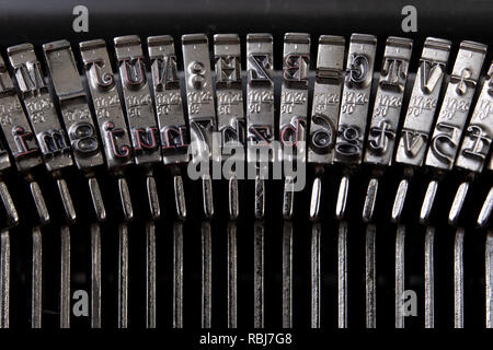 Police dans une machine à écrire. Timbres de métal pour imprimer des lettres sur une feuille blanche. Fond clair. Banque D'Images