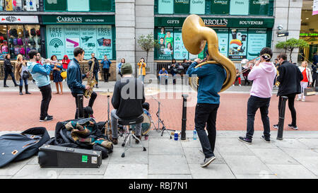 Des musiciens de rue sur la rue King près de Grafton St., divertissant les touristes et badauds. Banque D'Images