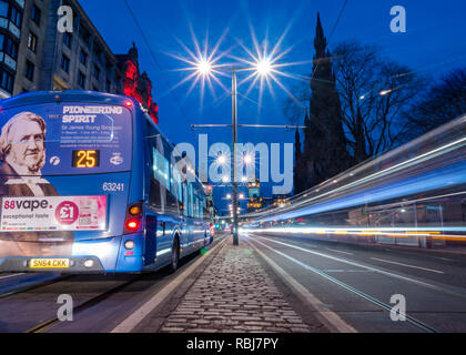 Des sentiers de nuit des bus et tram, Princes Street, avec réveil Balmoral et Scott monument, Édimbourg, Écosse, Royaume-Uni Banque D'Images