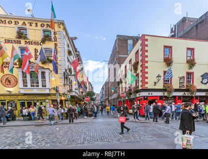 Les gens, les familles, les touristes et l'exploration à pied, une flotte St., rue commercial à Dublin, Irlande. Banque D'Images