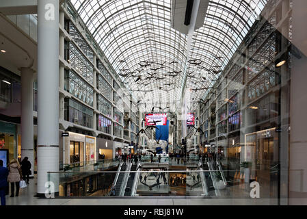 L'intérieur du Centre Eaton de Toronto Banque D'Images