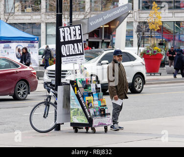 Un musulman à un stand de rue de donner gratuitement des exemplaires du Coran, Toronto, Canada Banque D'Images