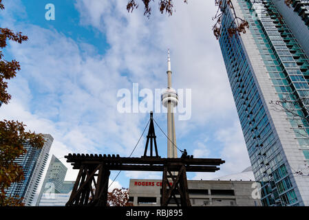 Le monument pour commémorer la vie des travailleurs des chemins de fer chinois au Canada avec la Tour CN, Toronto derrière Banque D'Images