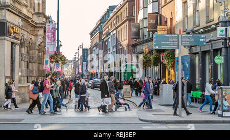 Les gens, les familles, les touristes et l'exploration à pied, une flotte St., rue commercial à Dublin, Irlande. Banque D'Images