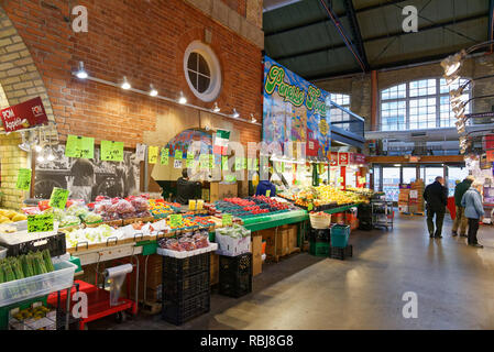 Fruits et légumes biologiques à l'intérieur du Marché St Lawrence à Toronto, Canada Banque D'Images