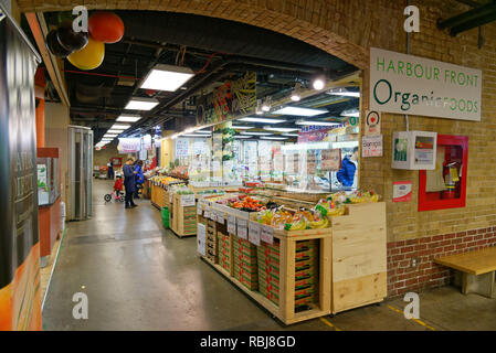 Fruits et légumes biologiques à l'intérieur du Marché St Lawrence à Toronto, Canada Banque D'Images