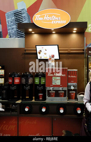 Tim Horton's bar café express à l'aéroport Pearson de Toronto, Canada Banque D'Images