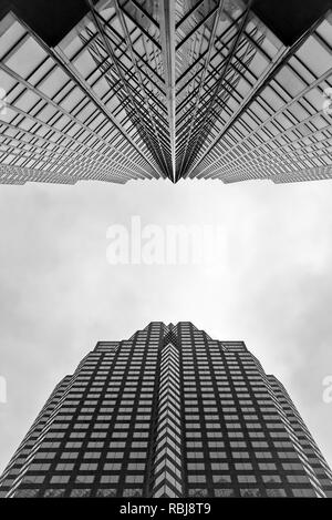 Jusqu'à la à la Banque Royale du Canada (RBC) construction de South Plaza Tower et de TD Canada Trust Tower sur Front Street, au centre-ville de Toronto, Canada Banque D'Images