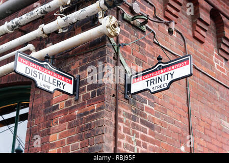 Les plaques de rue pour Distillery Lane et Trinity Street dans le Distillery District, Toronto, Canada Banque D'Images