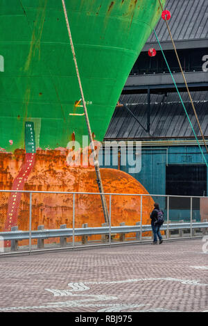 Un photographe à prendre des photos du navire vraquier Canard d'dans le port de Toronto, Canada Banque D'Images