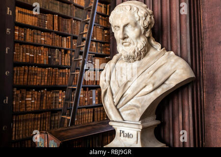 Le Salon international de l'ancienne bibliothèque de Trinity College, situé au-dessus du Livre de Kells, à Dublin, Irlande. Banque D'Images