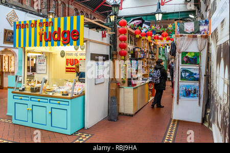 Petit shoppes à l'intérieur de George's Street Arcade sur South Great George's Street à Dublin, Irlande. Banque D'Images