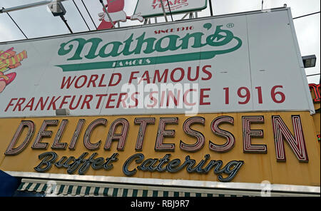 Nathans Handwerker célèbre saucisses hot-dog Restaurant Original, Traiteur, restauration rapide, Coney Island, quartier de Brooklyn, New York, NY, USA Banque D'Images