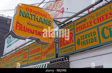 Nathans Handwerker célèbre saucisses hot-dog Restaurant Original, Traiteur, restauration rapide, Coney Island, quartier de Brooklyn, New York, NY, USA Banque D'Images