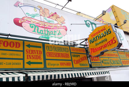 Nathans Handwerker célèbre saucisses hot-dog Restaurant Original, Traiteur, restauration rapide, Coney Island, quartier de Brooklyn, New York, NY, USA Banque D'Images