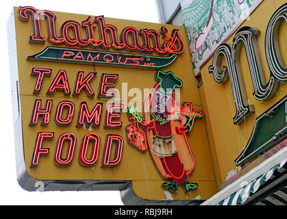 Nathans Handwerker célèbre saucisses hot-dog Restaurant Original, Traiteur, restauration rapide, Coney Island, quartier de Brooklyn, New York, NY, USA Banque D'Images