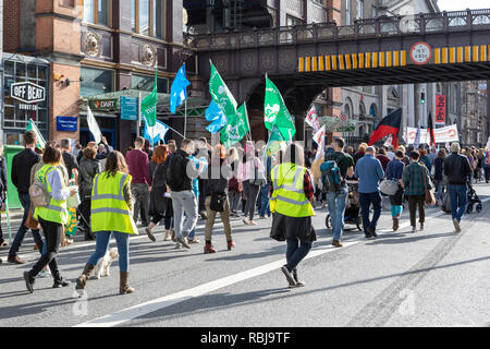 Manifestants politiques défilant dans le voisinage de la gare Pearse à Dublin, Irlande. Banque D'Images