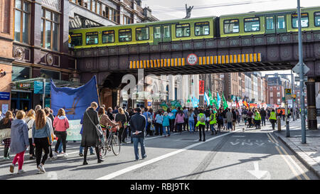 Manifestants politiques défilant dans le voisinage de la gare Pearse à Dublin, Irlande. Banque D'Images