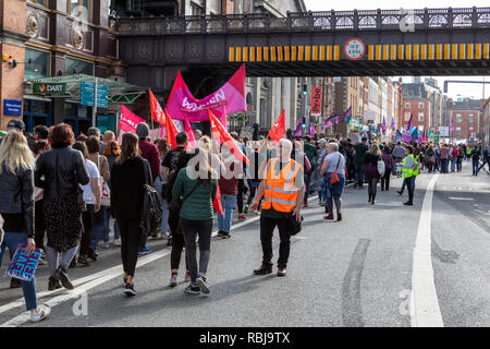 Manifestants politiques défilant dans le voisinage de la gare Pearse à Dublin, Irlande. Banque D'Images