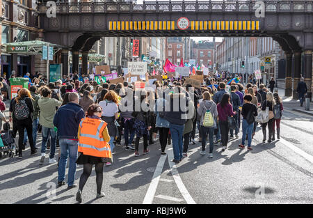 Manifestants politiques défilant dans le voisinage de la gare Pearse à Dublin, Irlande. Banque D'Images