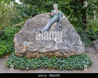 La Statue d'Oscar Wilde dans Merrion Square à Dublin, Irlande. Banque D'Images