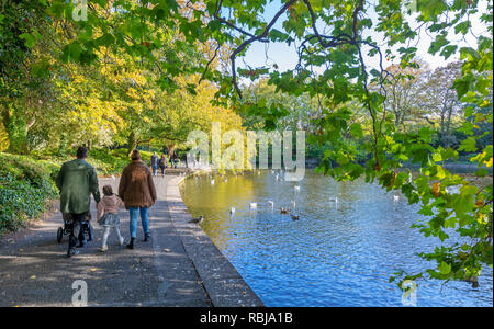 Les familles et les amis de marcher et d'explorer le parc à Saint Stephen's Green à Dublin, Irlande. Banque D'Images