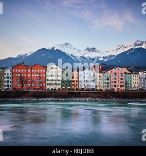 Coucher de soleil sur la rivière Inn aux maisons colorées Banque D'Images