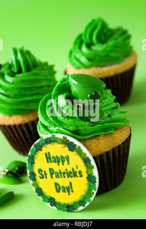 Le jour de rue Patrick cupcake sur fond vert. Banque D'Images