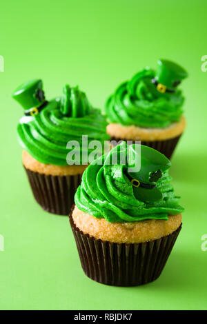 Le jour de rue Patrick cupcake sur fond vert. Banque D'Images