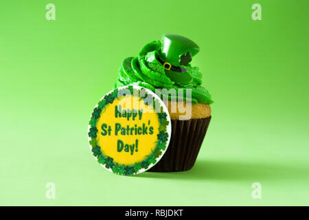 Le jour de rue Patrick cupcake sur fond vert. Banque D'Images