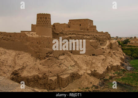 Narin Qal'eh ou Narin est un château fort en briques crues ou d'un château dans la ville de Meybod, Iran. Banque D'Images